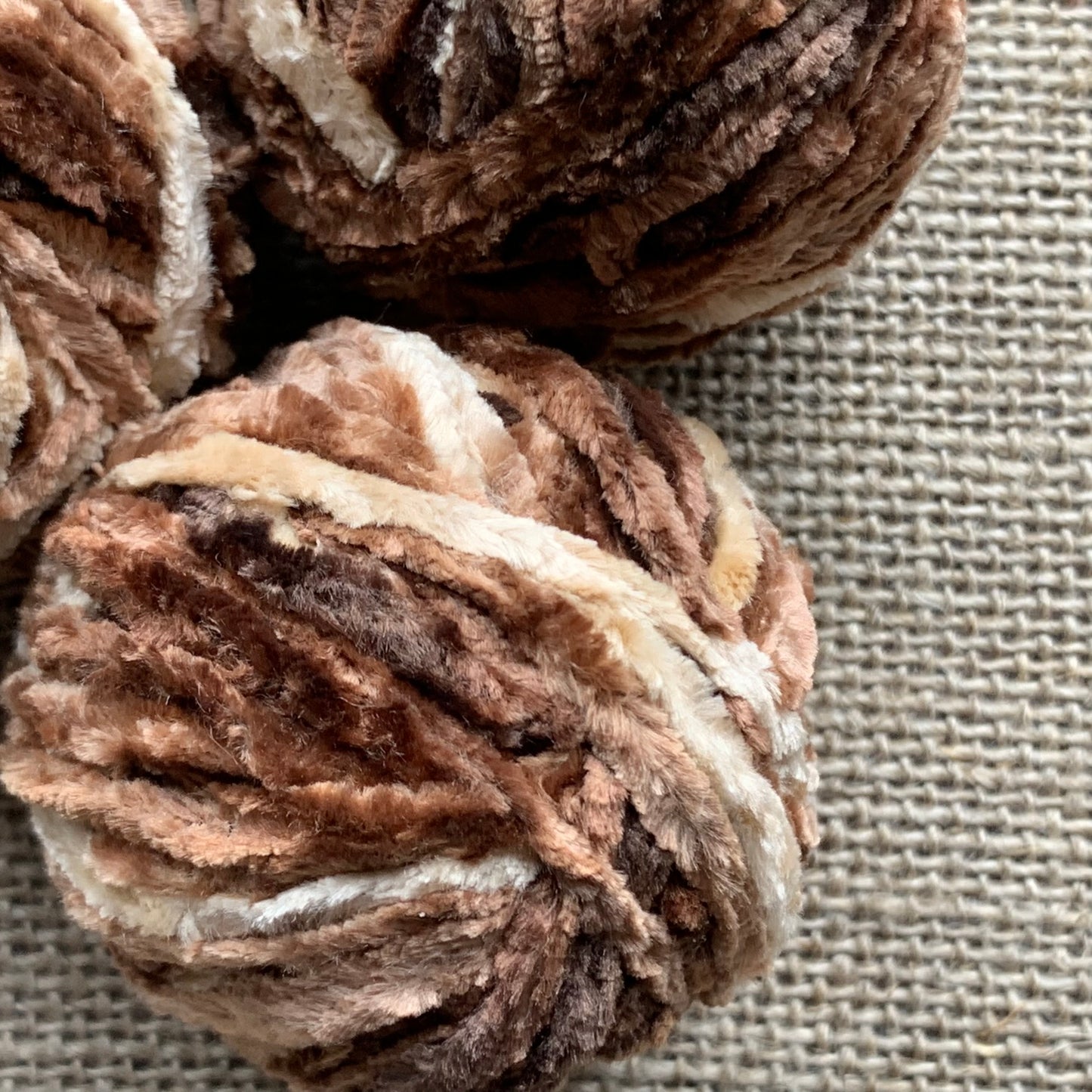 Mocha Latte Crushed Velvet Yarn